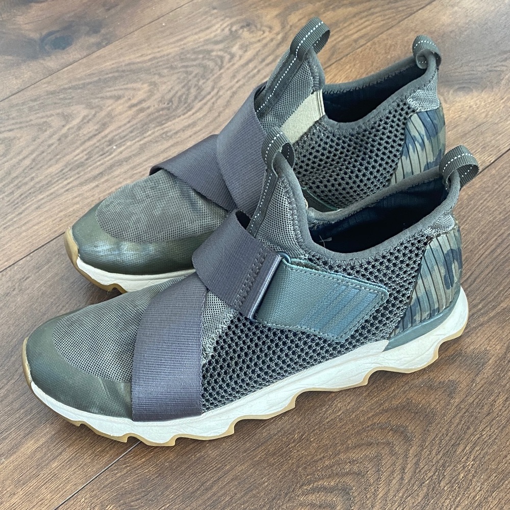 Sorel Kinetic Sneak Green Camo Slip On Sneakers Women’s 9 NL3569-365